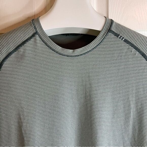 Men’s Lululemon Athletic Metal Vent Tech Green White Subtle Striped Tee Size Lg - Picture 2 of 8